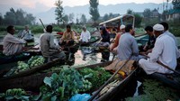 Pasar terapung di Srinagar bukan hanya menjadi pusat ekonomi lokal, tetapi juga daya tarik budaya dan wisata yang menggambarkan kearifan tradisi masyarakat Kashmir. REUTERS/Sharafat Ali