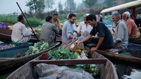 Para pedagang sayur Kashmir berkumpul untuk menjual sayur-sayuran di pasar terapung di pedalaman Danau Dal, Srinagar, Kashmir India, Selasa (16/9/2025). REUTERS/Sharafat Ali