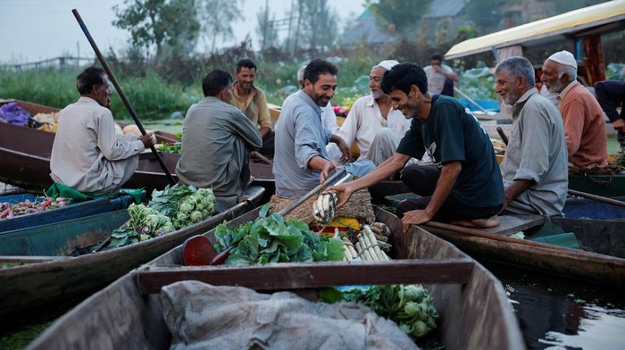 Pedagang Sayur Kashmir Ramaikan Pasar Terapung di Danau Dal Srinagar Suasana pagi di Danau Dal, Srinagar, India, Selasa (16/9/2025) dipenuhi kesibukan para pedagang sayur Kashmir yang berbondong-bondong berkumpul di pasar terapung. Dari atas perahu kayu tradisional, mereka menjajakan berbagai sayuran segar hasil panen dari ladang sekitar danau. REUTERS/Sharafat Ali