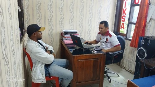 Pelaku penipuan jual beli porang, Maks, saat diinterogasi di Polres Rote Ndao, NTT, Selasa (16/9/2025). (Dok. Polres Rote Ndao).