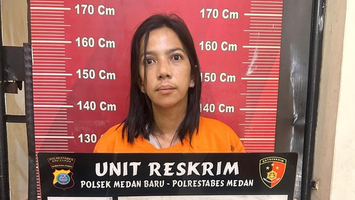 Pelaku Tiodora Simatupang saat diamankan di kantor polisi. (Foto: dok. Polsek Medan Baru)