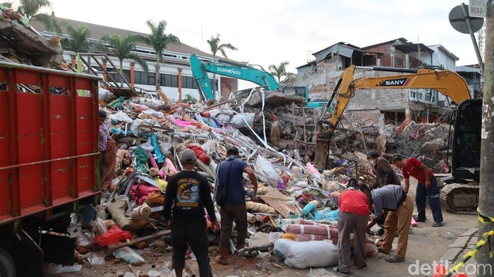 Pembongkaran ruko yang rusak diterjang banjir di Jalan Sulawesi, Denpasar.