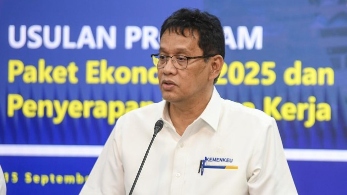 Menkeu Purbaya Yudhi Sadewa memberikan keterangan terkait program paket ekonomi usai rapat koorddinasi dengan Presiden Prabowo Subianto di Kantor Kepresidenan, Jakarta, Senin (15/9/2025). Pemerintah resmi luncurkan program paket ekonomi yang terdiri dari delapan program akselerasi dengan total Rp16,2 T dan lima program terkait penyerapan tenaga kerja. ANTARA FOTO/Muhammad Adimaja/YU