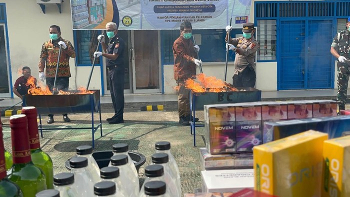 Pemusnahan rokok dan minol ilegal oleh Bea Cukai Jambi