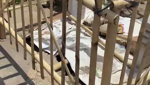 Penampakan batu nisan di atas jembatan jalan Desa Geneng Kecamatan Batealit, Jepara, Selasa (16/9/2025).
