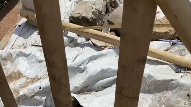 Penampakan batu nisan di atas jembatan jalan Desa Geneng Kecamatan Batealit, Jepara, Selasa (16/9/2025).