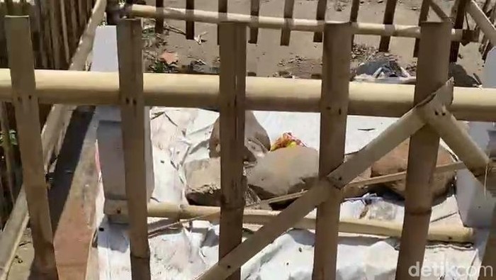 Penampakan batu nisan di jembatan jalan Desa Geneng Kecamatan Batealit Kabupaten Jepara, Selasa (16/9/2025).