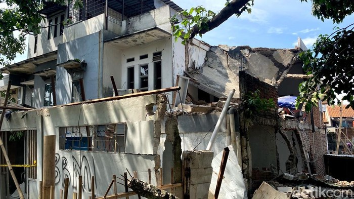 Penampakan rumah rusak akibat ledakan gas LPG 3 kilogram di Kiaracondong.