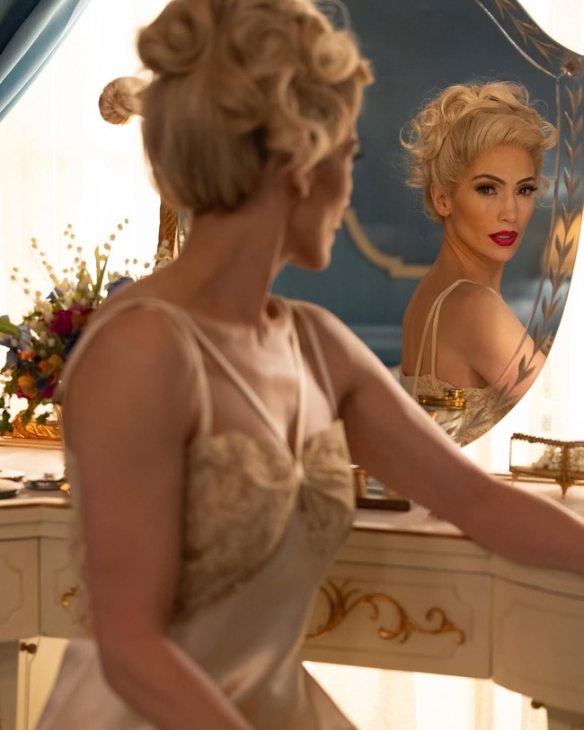 Aktris sekaligus penyanyi ini tampil dengan wig pirang yang ditata kuncir tinggi keriting, lengkap dengan headband pink. Riasan klasiknya semakin mencuri perhatian lewat lipstik merah menyala, kuku akrilik, serta sentuhan eyeshadow netral dan blush pink. Foto: Instagram/@jlo @lacarba