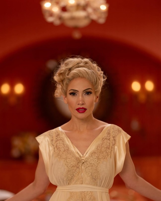 Ada pula yang berseloroh, “What in the Gwen Stefani is this?” Foto: Instagram/@jlo @lacarba