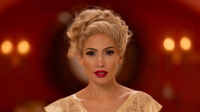 Penampilan terbaru Jennifer Lopez dengan rambut pirang dan keriting.