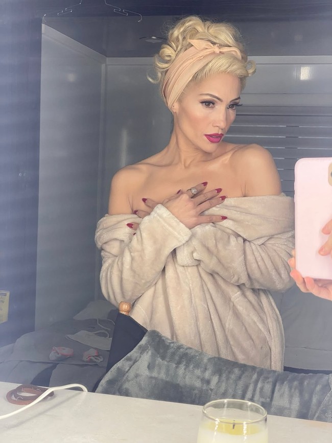 J.Lo bergaya a la old Hollywood glam untuk perannya sebagai Aurora dalam film musikal thriller garapan sutradara Bill Condon, ‘Kiss of the Spider Woman’. Foto: Instagram/@jlo @lacarba