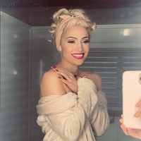 Dalam rangkaian foto selfie yang diunggah di Instagram, wanita yang akrab disapa J.Lo ini tampil glamor berambut pirang platinum. Foto: Instagram/@jlo @lacarba