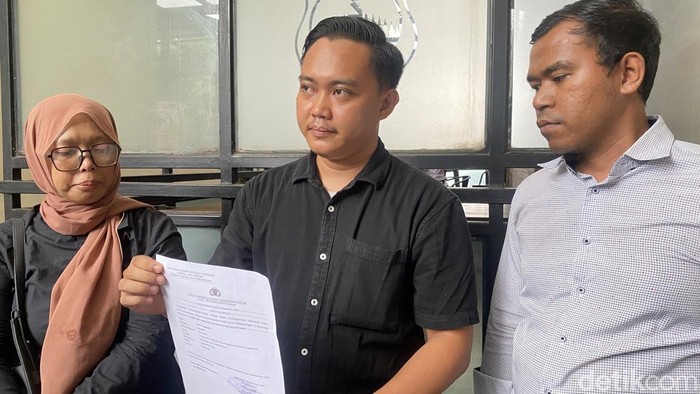 Penasihat hukum keluarga korban dari LBH Jogja, Royan Juliazka Chandrajaya dan ibunda korban, di Mapola Jateng, Kecamatan Semarang Selatan, Kota Semarang, Selasa (16/9/2025).