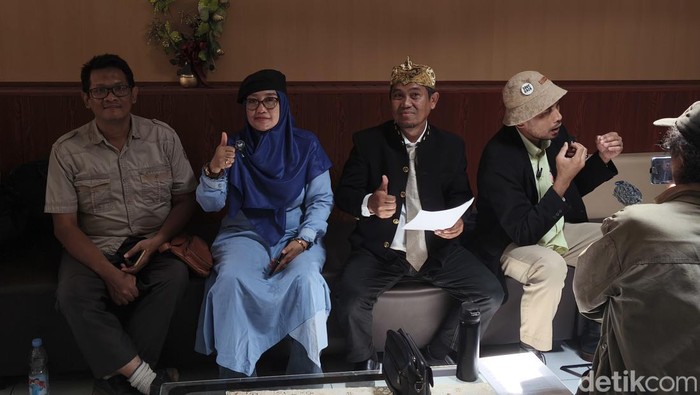 Penggugat perkara nomor 211/Pdt.G/2025/PN Skt, Top Taufan, dan Bangun Sutoto, saat hadir di PN Solo, Selasa (16/9/2025).