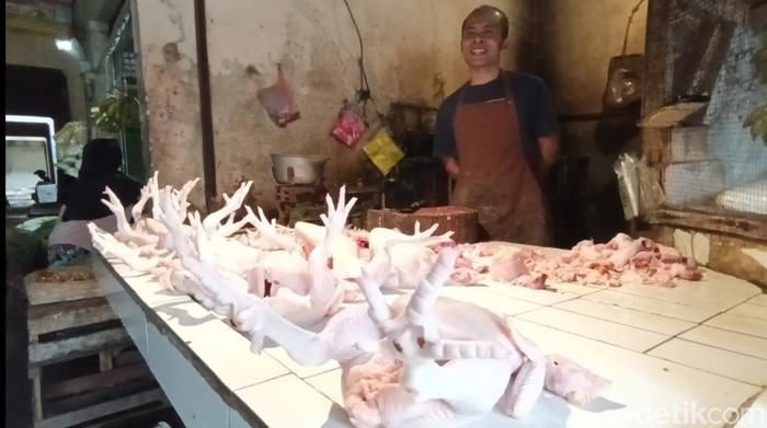 Penjual daging ayam di pasar tradisional Tasikmalaya