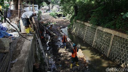 Perbaikan Turap Kali Bintaro, Antisipasi Longsor dan Banjir Musim Hujan