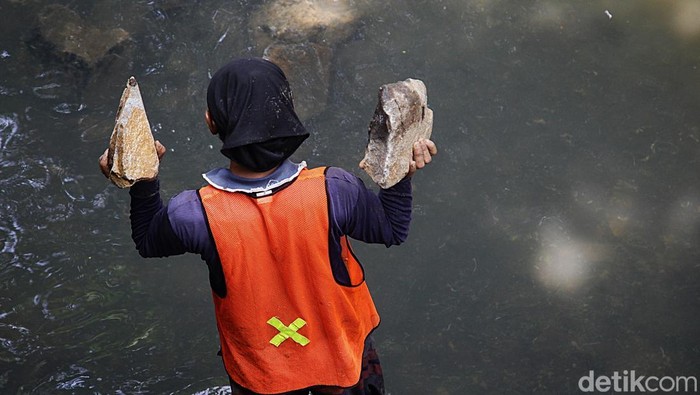 Perbaikan Turap Kali Bintaro, Antisipasi Longsor dan Banjir Musim Hujan Para pekerja menyelesaikan perbaikan turap anak sungai yang bersisian dengan Jl Bintaro Utara, Pesanggrahan, Jakarta Selatan, Selasa (16/9/2025). Perbaikan turap dan saluran air tersebut untuk memastikan tebing sungai tidak longsor dan memperlancar sistem drainase di kawasan Bintaro Sektor 1. Selain itu untuk menjaga tidak terjadi genangan air atau banjir saat musim penghujan.