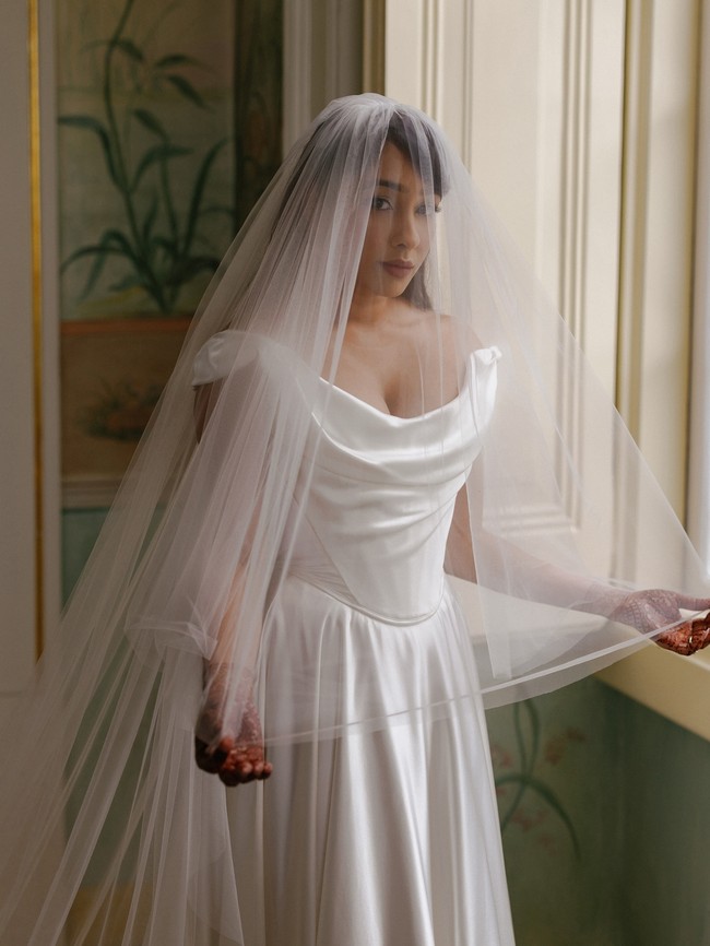 Untuk hari pernikahan mereka sendiri, Sabrina terlihat menawan dengan gaun keluaran Vivienne Westwood. Sedangkan Roger mengenakan tuksedo dari Ralph Lauren. Foto: Instagram @mrnigelng