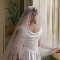 Untuk hari pernikahan mereka sendiri, Sabrina terlihat menawan dengan gaun keluaran Vivienne Westwood. Sedangkan Roger mengenakan tuksedo dari Ralph Lauren. Foto: Instagram @mrnigelng