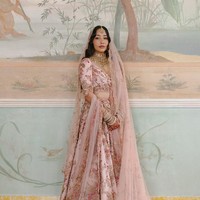 Sebelum menikah Uncle Roger terlebih dahulu mengadakan prosesi sangeet. Acara tersebut dimeriahkan dengan tradisi hena hingga tari dari teman dan keluarga. Foto: Instagram @mrnigelng