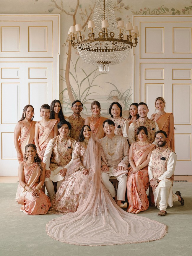 Sabrina tampil cantik memakai lenhenga dan sherwani yang dibelinya sendiri dari New Delhi ketika ikut dalam rangkaian tur Roger di India.Foto: Instagram @mrnigelng