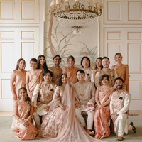 Sabrina tampil cantik memakai lenhenga dan sherwani yang dibelinya sendiri dari New Delhi ketika ikut dalam rangkaian tur Roger di India.Foto: Instagram @mrnigelng