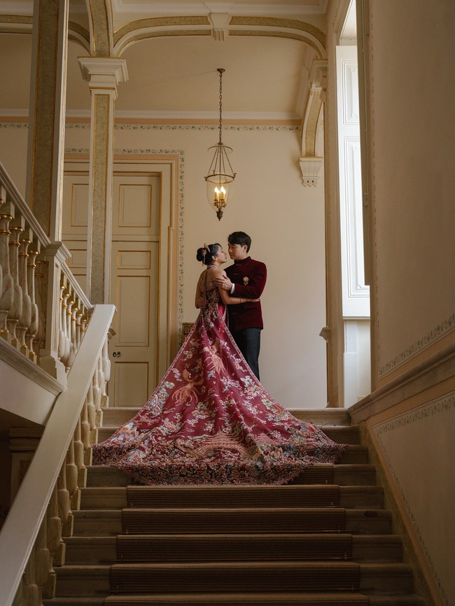 Keesokannya, giliran tradisi keluarga Roger dilangsungkan di mana pasangan tersebut menyiapkan teh untuk orang tua selagi mengenakan qipao dan jaket tang. Busana yang dikenakan mereka merupakan keluaran rumah busana Indonesia yakni Renee Couture dan Wong Hang Tailor. Foto: Instagram @mrnigelng