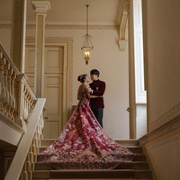 Keesokannya, giliran tradisi keluarga Roger dilangsungkan di mana pasangan tersebut menyiapkan teh untuk orang tua selagi mengenakan qipao dan jaket tang. Busana yang dikenakan mereka merupakan keluaran rumah busana Indonesia yakni Renee Couture dan Wong Hang Tailor. Foto: Instagram @mrnigelng