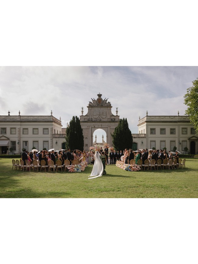 Kedua mempelai dan keluarga mereka yang berbeda budaya terlihat sumringah selagi menikmati proses rangkaian pernikahan. Begini pemandangan pernikahan Uncle Roger yang bak kisah bahagia di negeri dongeng. Foto: Instagram @mrnigelng