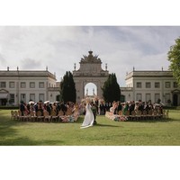 Kedua mempelai dan keluarga mereka yang berbeda budaya terlihat sumringah selagi menikmati proses rangkaian pernikahan. Begini pemandangan pernikahan Uncle Roger yang bak kisah bahagia di negeri dongeng. Foto: Instagram @mrnigelng