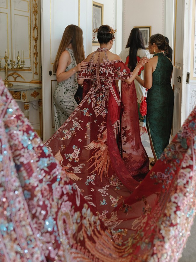 Begini indahnya detail busana yang dikenakan Sabrina di hari bahagianya. Foto: Instagram @mrnigelng