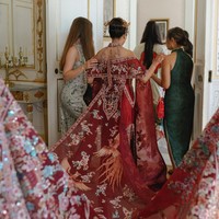 Begini indahnya detail busana yang dikenakan Sabrina di hari bahagianya. Foto: Instagram @mrnigelng