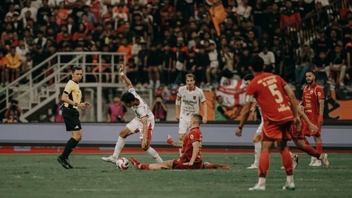 Duel Bali United (jersey putih) dengan Persija Jakarta dalam pekan kelima Super League 2025/2026 di JIS, Minggu (14/9/2025). /Dok. Bali United