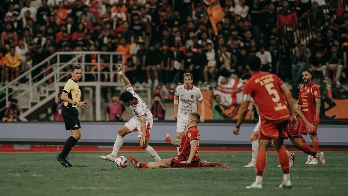 Duel Bali United (jersey putih) dengan Persija Jakarta dalam pekan kelima Super League 2025/2026 di JIS, Minggu (14/9/2025). /Dok. Bali United