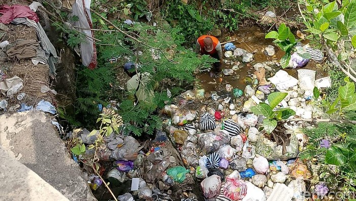 Petugas DLH Boyolali mengecek tumpukan sampah di sungai Kalicebong, Desa Kragilan, Kecamatan Mojosongo, Selasa (16/9/2025) siang.