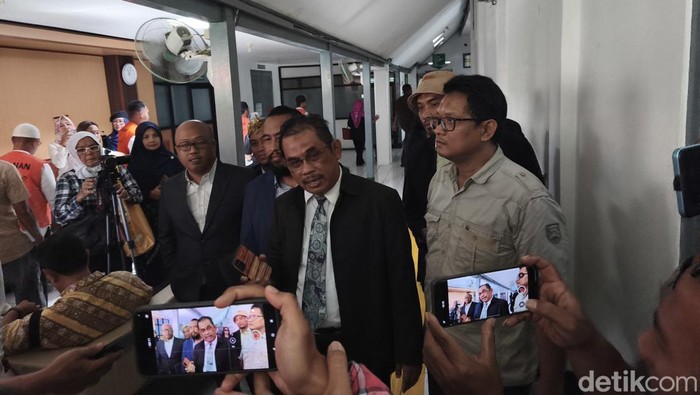 Pihak penggugat citizen lawsuit ijazah Jokowi saat persidangan di PN Solo, Selasa (16/9/2025).