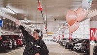 Dikenal sebagai selebgram sekaligus influencer ternama, Karin Novilda atau yang dikenal sebagai Awkarin memutuskan untuk pindah ke Melbourne, Australia sementara waktu. Foto: Instagram @narinkovilda