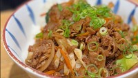 Meski baru mendarat di Melbourne, ia langsung mampir makan ke restoran ramen populer yaitu Isshin Ramen Bar. Karin memberikan nilai 7/10 untuk makanan ini.Foto: Instagram @narinkovilda