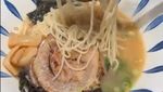 Pindah ke Melbourne, Awkarin Langsung Gas Makan Ramen di Sana