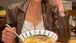 Pindah ke Melbourne, Awkarin Langsung Gas Makan Ramen di Sana