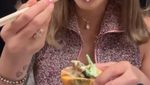 Pindah ke Melbourne, Awkarin Langsung Gas Makan Ramen di Sana