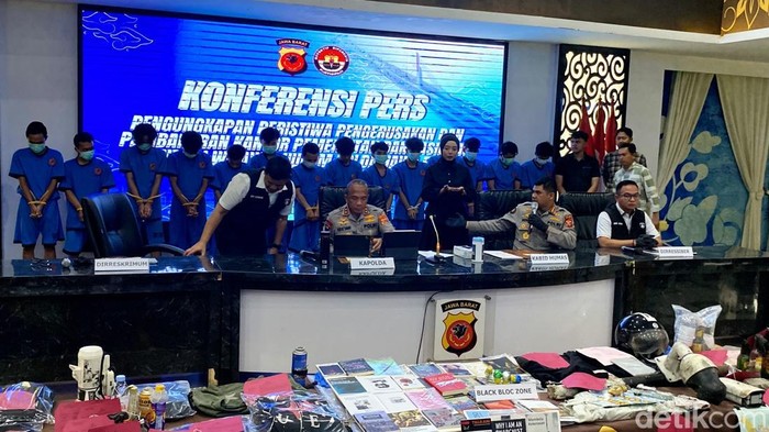 Polda Jabar tetapkan 42 tersangka demo rusuh di Bandung.