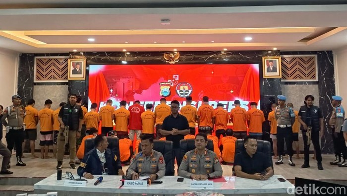 Polda Sulsel merilis kasus demo berujung kerusuhan yang menjerat 53 tersangka.