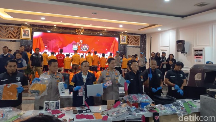 Polisi menampilkan sejumlah barang bukti yang disita dari tersangka kerusuhan saat demo di Makassar.