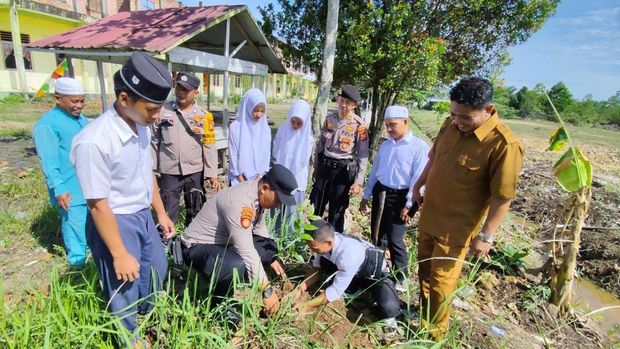 Polres Dumai menanamkan green habit kepada murid-murid SD dan mengajak menanam pohon untuk masa depan, Senin (15/9/2025).
