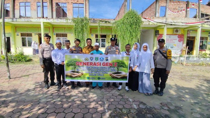 Polres Dumai menanamkan green habit kepada murid-murid SD dan mengajak menanam pohon untuk masa depan, Senin (15/9/2025).