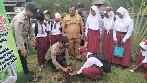 Polres Kepulauan Meranti gencar menanam pohon di kantor desa hingga sekolah, Senin (15/9/2025). Kegiatan ini untuk mendukung program Green Policing.