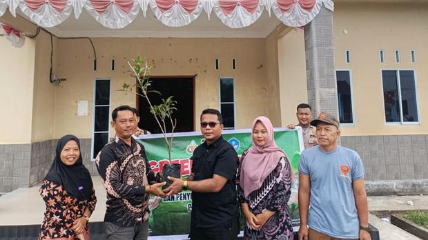 Polres Kepulauan Meranti gencar menanam pohon di kantor desa hingga sekolah, Senin (15/9/2025). Kegiatan ini untuk mendukung program Green Policing.