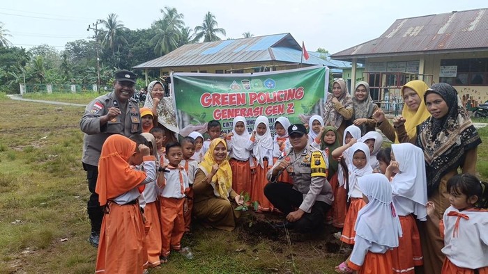 Polres Kepulauan Meranti gencar menanam pohon di kantor desa hingga sekolah, Senin (15/9/2025). Kegiatan ini untuk mendukung program Green Policing.